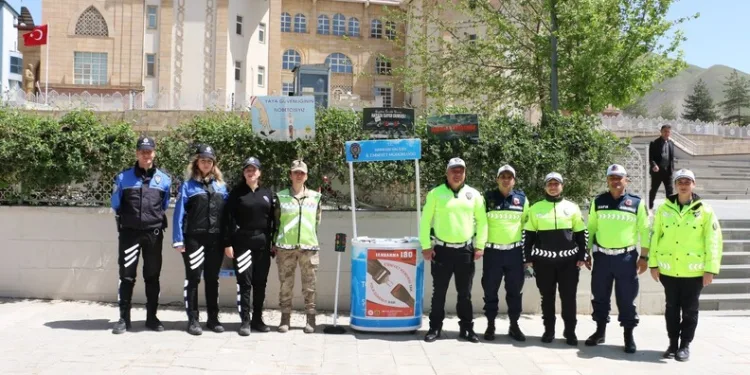 Uşak’ta polis ve jandarmadan okul çevreleri ve servislere sıkı denetim