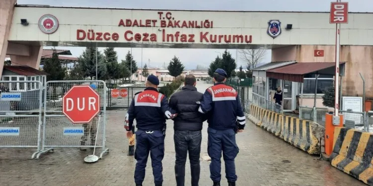 Uşak’ta polis ve jandarmadan okul çevreleri ve servislere sıkı denetim