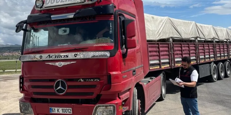 Uşak’ta polis ve jandarmadan okul çevreleri ve servislere sıkı denetim