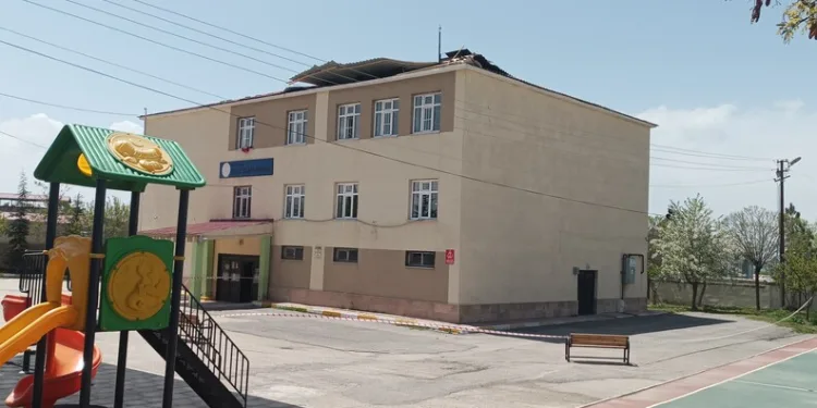 Uşak’ta polis ve jandarmadan okul çevreleri ve servislere sıkı denetim