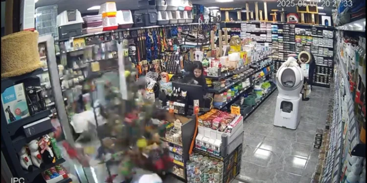 Minibüsün kadına çarpma anı kamerada