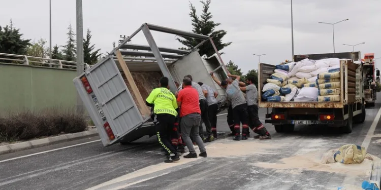 Minibüsün kadına çarpma anı kamerada