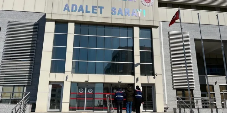 Minibüsün kadına çarpma anı kamerada