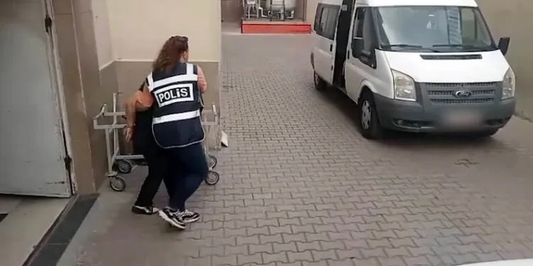 Minibüsün kadına çarpma anı kamerada