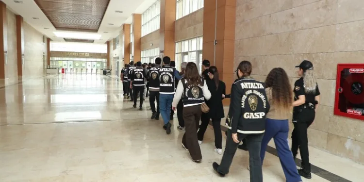 Usta sanatçı Naşit Özcan, son yolculuğuna uğurlandı