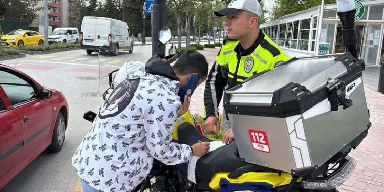 Usta sanatçı Naşit Özcan, son yolculuğuna uğurlandı