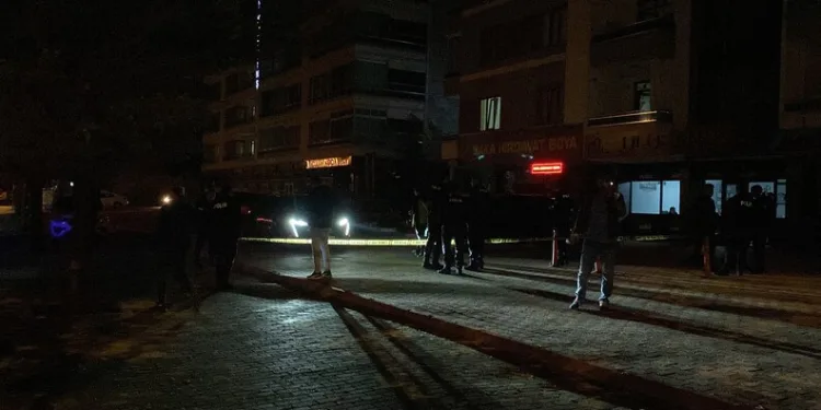 Motosiklet, park halindeki 10 tonluk iş makinesine çarptı: 2 yaralı