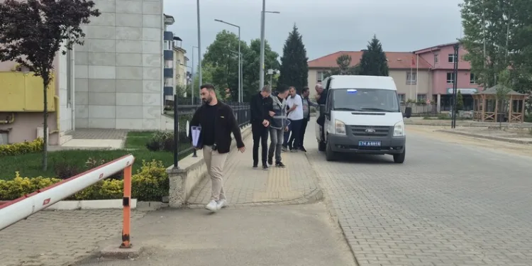 Motosiklet, park halindeki 10 tonluk iş makinesine çarptı: 2 yaralı