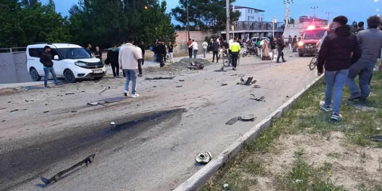 Motosiklet, park halindeki 10 tonluk iş makinesine çarptı: 2 yaralı