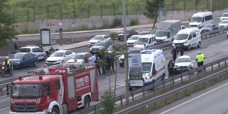 Motosiklet, park halindeki 10 tonluk iş makinesine çarptı: 2 yaralı