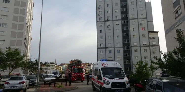 Motosiklet, park halindeki 10 tonluk iş makinesine çarptı: 2 yaralı