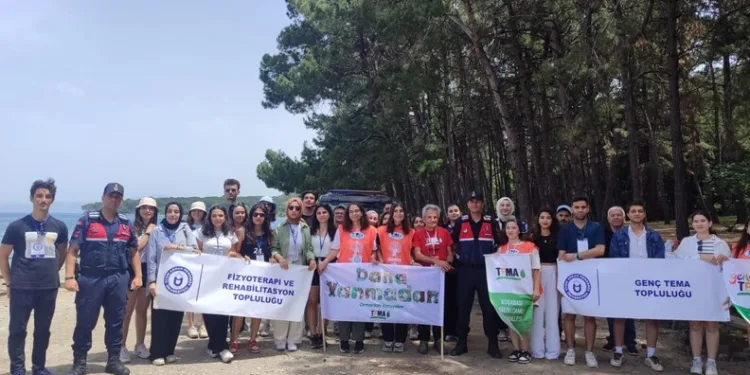 Motosiklet, park halindeki 10 tonluk iş makinesine çarptı: 2 yaralı