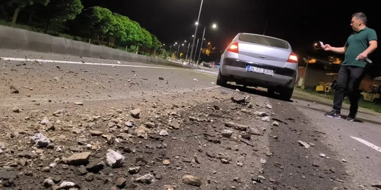 Motosiklet, park halindeki 10 tonluk iş makinesine çarptı: 2 yaralı