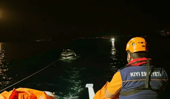 Motosiklet, park halindeki 10 tonluk iş makinesine çarptı: 2 yaralı