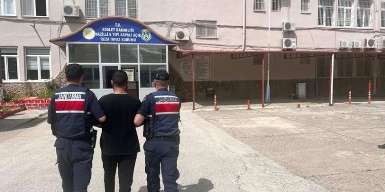 Motosiklet, park halindeki 10 tonluk iş makinesine çarptı: 2 yaralı