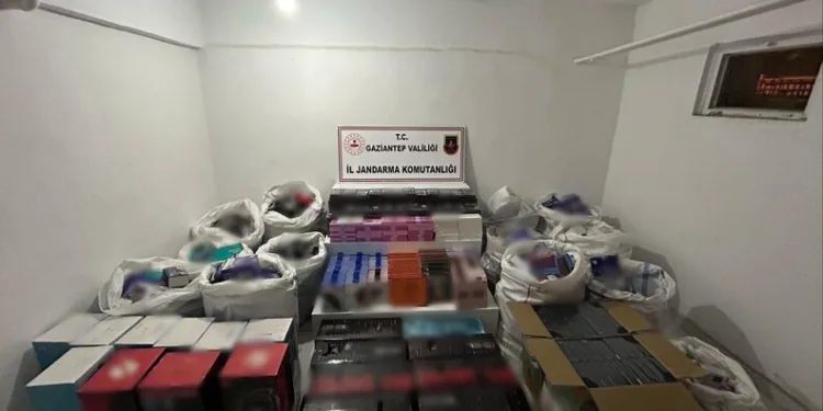 Motosiklet, park halindeki 10 tonluk iş makinesine çarptı: 2 yaralı
