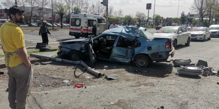 Motosiklet, park halindeki 10 tonluk iş makinesine çarptı: 2 yaralı