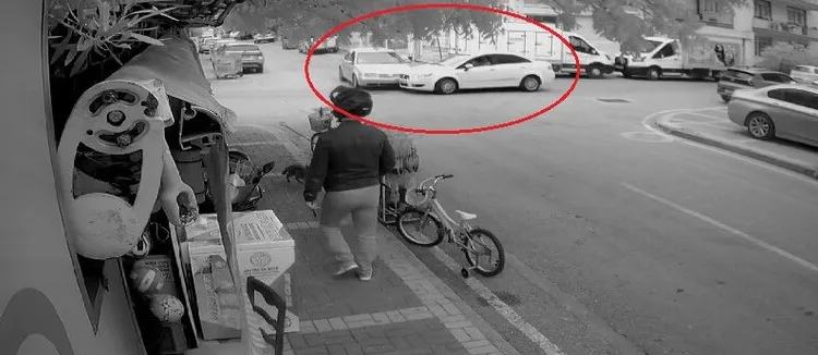 Motosiklet, park halindeki 10 tonluk iş makinesine çarptı: 2 yaralı