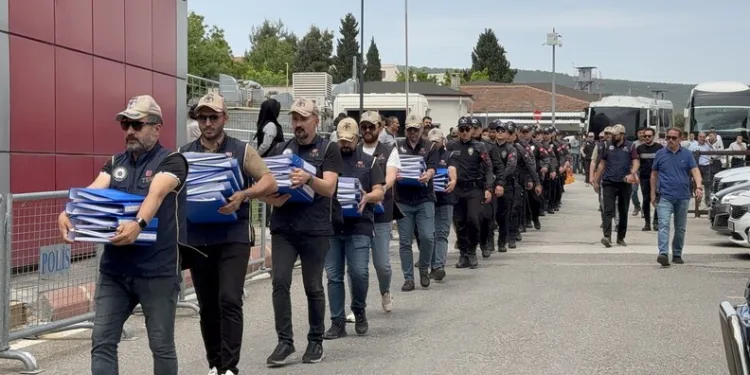 Motosiklet, park halindeki 10 tonluk iş makinesine çarptı: 2 yaralı