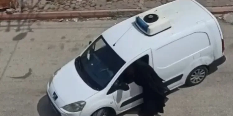 Motosiklet, park halindeki 10 tonluk iş makinesine çarptı: 2 yaralı
