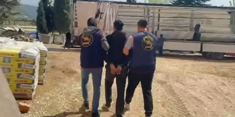 Motosiklet, park halindeki 10 tonluk iş makinesine çarptı: 2 yaralı
