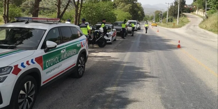 Motosiklet, park halindeki 10 tonluk iş makinesine çarptı: 2 yaralı