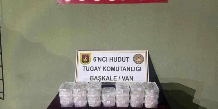 Motosiklet, park halindeki 10 tonluk iş makinesine çarptı: 2 yaralı