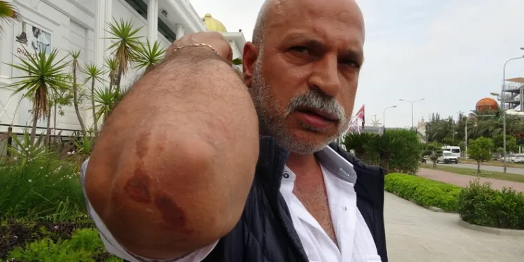 Yolun karşısına geçmek için beklerken 3 kişi tarafından tekme tokat dövüldü