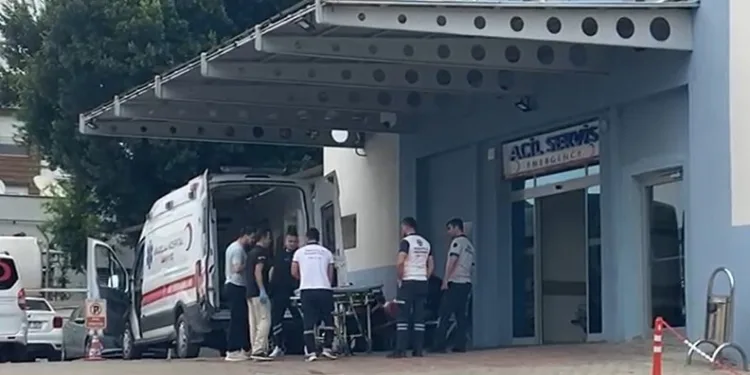 Yolun karşısına geçmek için beklerken 3 kişi tarafından tekme tokat dövüldü
