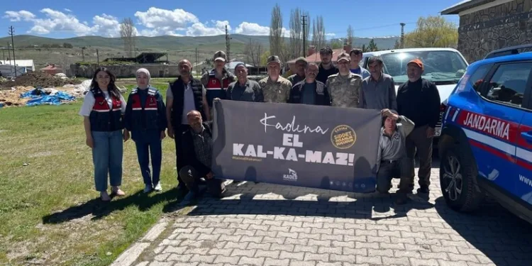 Yolun karşısına geçmek için beklerken 3 kişi tarafından tekme tokat dövüldü