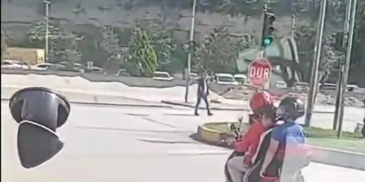 Yolun karşısına geçmek için beklerken 3 kişi tarafından tekme tokat dövüldü