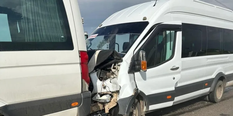 Yolun karşısına geçmek için beklerken 3 kişi tarafından tekme tokat dövüldü