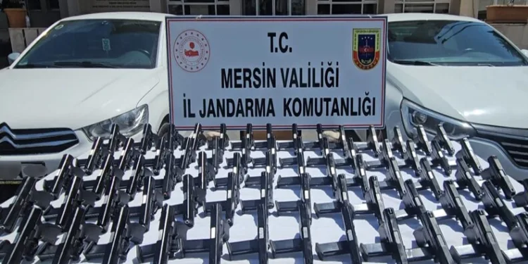 Yolun karşısına geçmek için beklerken 3 kişi tarafından tekme tokat dövüldü