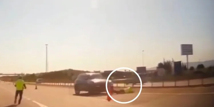 Yolun karşısına geçmek için beklerken 3 kişi tarafından tekme tokat dövüldü