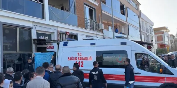 Yolun karşısına geçmek için beklerken 3 kişi tarafından tekme tokat dövüldü