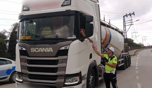 Yolun karşısına geçmek için beklerken 3 kişi tarafından tekme tokat dövüldü