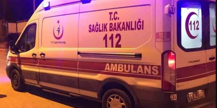 Yolun karşısına geçmek için beklerken 3 kişi tarafından tekme tokat dövüldü