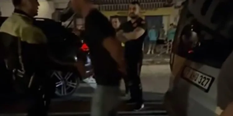 Yolun karşısına geçmek için beklerken 3 kişi tarafından tekme tokat dövüldü