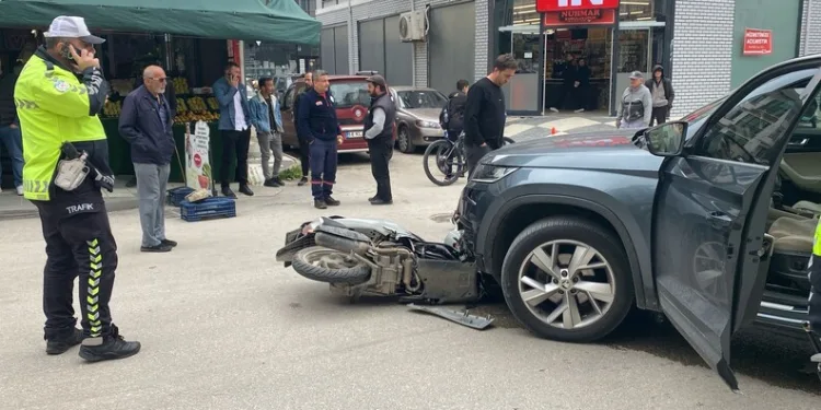 Erzurum’da araçlar karlı yolda kaldı, offroadçular yardıma koştu