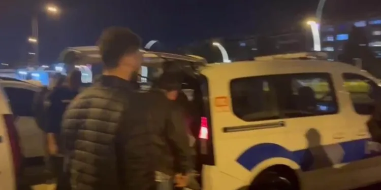 Erzurum’da araçlar karlı yolda kaldı, offroadçular yardıma koştu