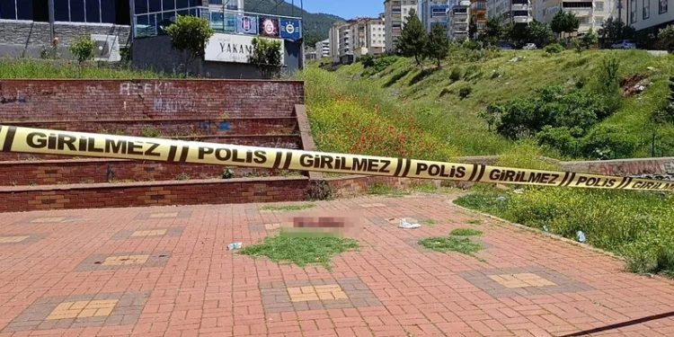Erzurum’da araçlar karlı yolda kaldı, offroadçular yardıma koştu