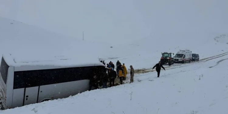 Erzurum’da araçlar karlı yolda kaldı, offroadçular yardıma koştu