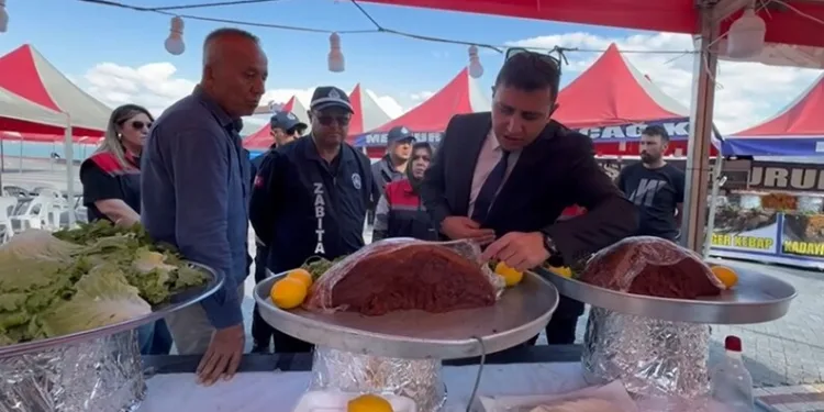 Erzurum’da araçlar karlı yolda kaldı, offroadçular yardıma koştu