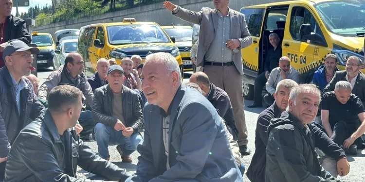 Erzurum’da araçlar karlı yolda kaldı, offroadçular yardıma koştu