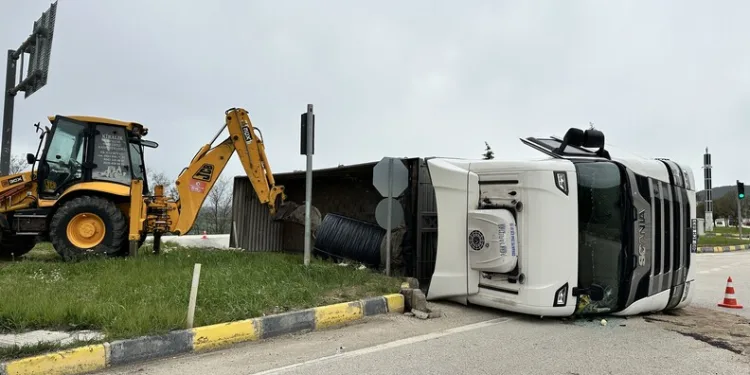Erzurum’da araçlar karlı yolda kaldı, offroadçular yardıma koştu