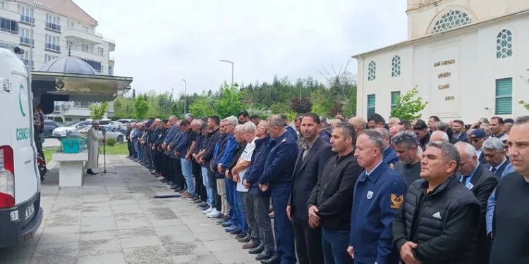 Erzurum’da araçlar karlı yolda kaldı, offroadçular yardıma koştu