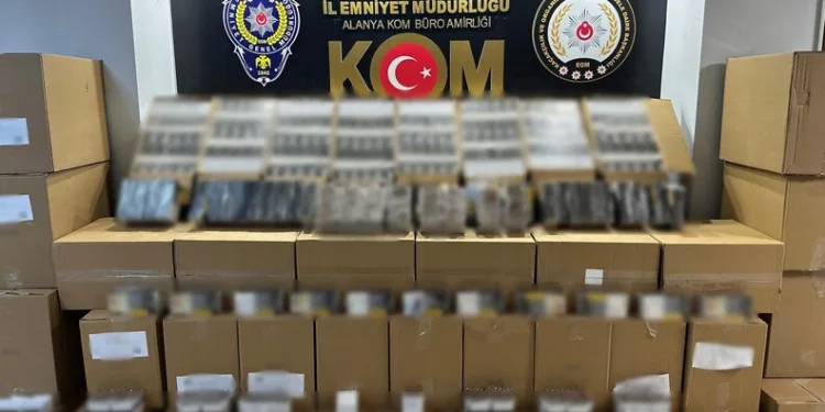 Erzurum’da araçlar karlı yolda kaldı, offroadçular yardıma koştu