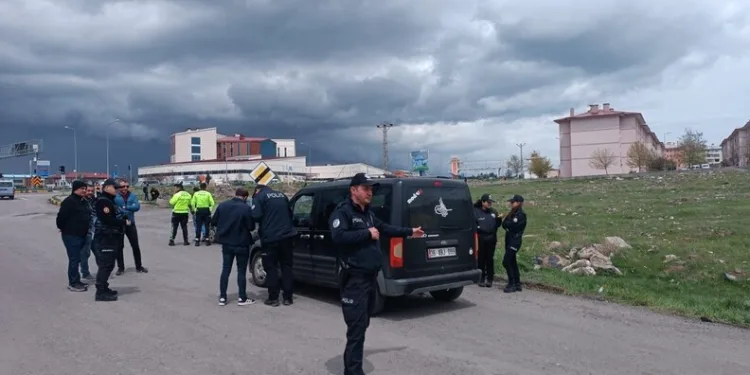 Erzurum’da araçlar karlı yolda kaldı, offroadçular yardıma koştu