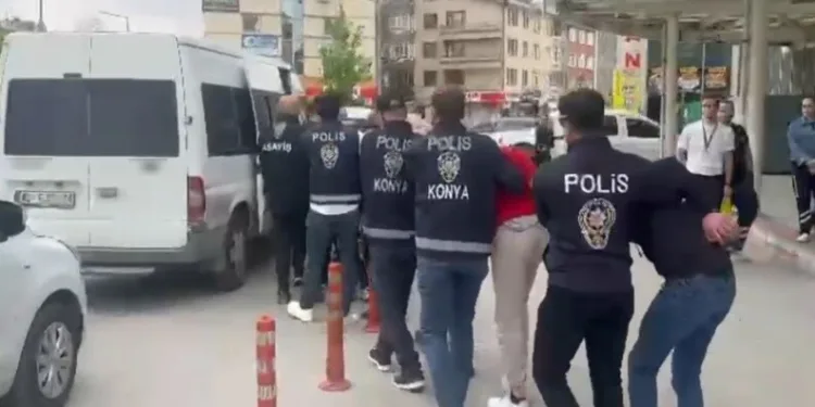 Erzurum’da araçlar karlı yolda kaldı, offroadçular yardıma koştu