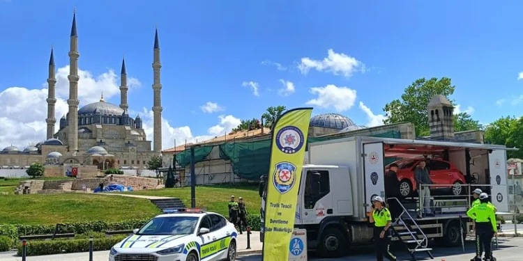 Erzurum’da araçlar karlı yolda kaldı, offroadçular yardıma koştu